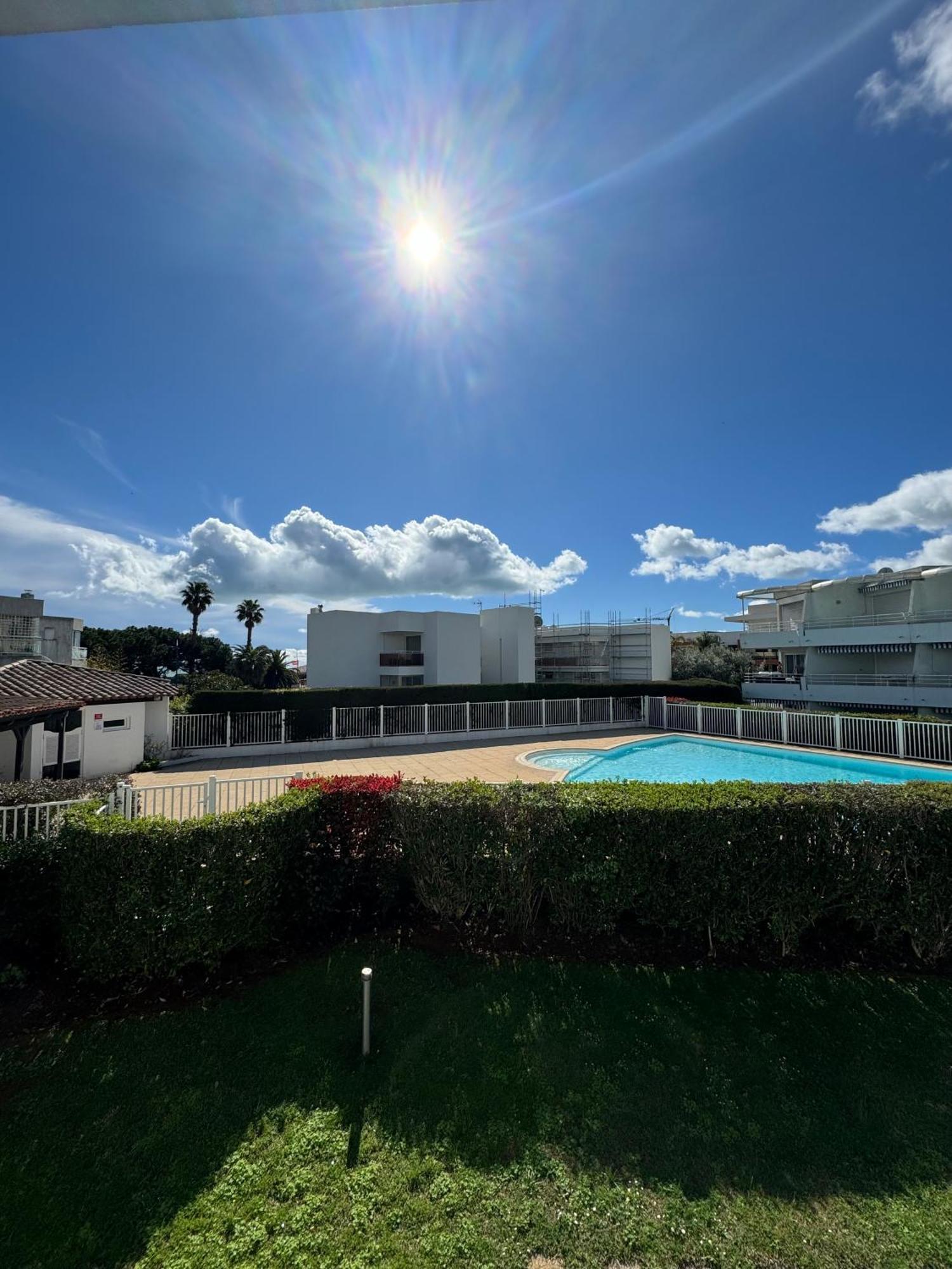 Appartemment Vue Mer Et Piscine Villeneuve-Loubet Exterior photo